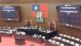 立院三讀電子支付機構管理條例立法院會25日三讀通過修正電子支付機構管理條例，將電子支付、電子票證整合管理，未來不同電支平台，也能相互轉帳，並可進行外幣買賣、紅利整合折抵等多項新業務，以打造完整支付生態圈。中央社記者范正祥攝　109年12月25日