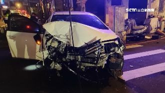 桃園女疑酒駕　撞斷號誌桿毀3車！