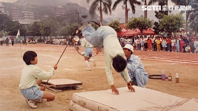 40年前的運動會有跳火圈？網友嚇傻