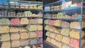 位於南投埔里的麵包店，不只販賣口味眾多的馬卡龍，數量更多到可疊成一道「馬卡龍牆」，壯觀畫面令人大開眼界。（合成圖／翻攝自臉書社團「美食公社」）