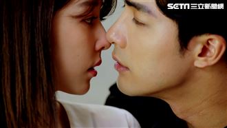 被親到喘不過氣　邵雨薇跨坐激吻嗨爆