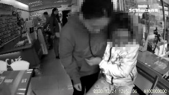 少女無照騎車暴衝　超商落地窗整面破