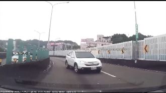 橋上轎車逆向行駛　女尖叫煞車險撞上