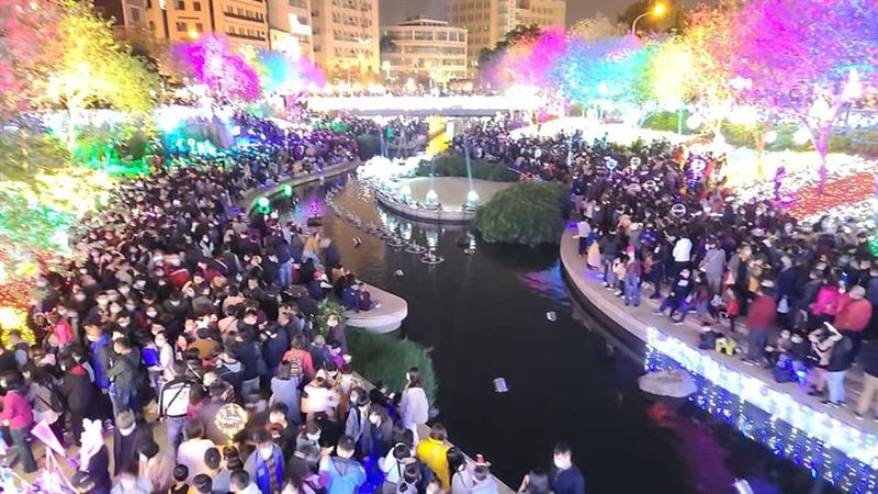 台中柳川爆人潮　他曬照片怒轟網傻眼