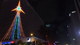 疫情下菲律賓慶耶誕大不同受疫情影響，不少菲律賓民眾2020年耶誕選擇只跟身邊的家人一起慶祝，並用視訊或簡訊向親友問好，防止病毒傳播並節省開支。圖為馬尼拉都會區耶誕節街景。中央社記者陳妍君馬尼拉攝　109年12月25日