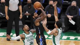 ▲厄文（Kyrie Irving）單場投進7顆三分球，平耶誕大戰紀錄。（圖／美聯社／達志影像）
