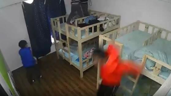 玩太嗨！男童被推落上鋪　驚悚畫面曝