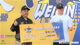 陳偉殷捐款給母校高苑工商。（圖／記者王怡翔攝影）
