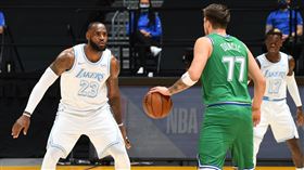 ▲詹姆斯（LeBron James）、戴維斯（Anthony Davis）合砍50分，湖人耶誕大戰擊敗獨行俠。（圖／翻攝自NBA推特）