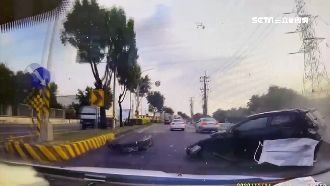 轎車失控撞電桿　輪胎噴飛2層樓高