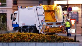 男蹲窗台丟垃圾　重心不穩慘摔垃圾車
印度一名男子丟垃圾時想要偷懶就蹲在自己家2樓的窗台，想等垃圾車經過時直接將垃圾丟下去，但他萬萬沒想到他不但垃圾沒丟中，自己還失足摔進垃圾車裡。
https://pixabay.com/photos/street-cleaning-garbage-disposal-188997/
圖／翻攝自pixabay