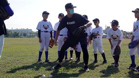 ▲王建民到彰化永靖技術指導小朋友。（圖／展逸運動行銷提供）