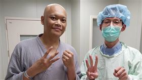 ▲球評潘忠韋戰勝白血病，24日平安夜出院。（圖／翻攝自潘忠韋臉書）