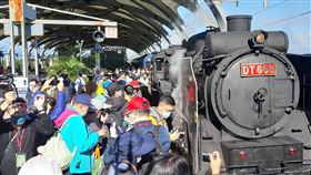 紀念宜蘭冬山改制百年　國王號蒸汽火車馳騁「宜蘭溪南綠色轉運亮點計畫啟用暨冬山鄉改制100週年紀念活動」26日在冬山火車站前廣場登場，台鐵國王號（DT668）蒸汽火車也從頭城火車站出發，載著300多名遊客抵達現場參與，場面熱鬧。中央社記者沈如峰宜蘭縣攝　109年12月26日