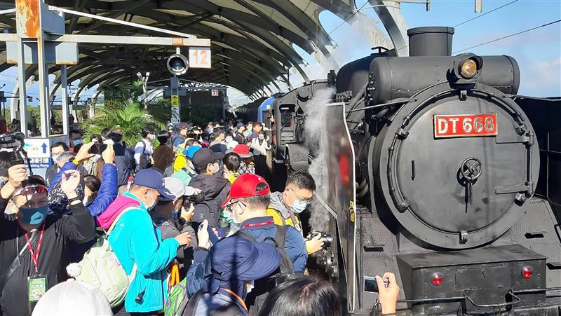冬山慶改制百年　蒸汽火車馳騁添熱鬧