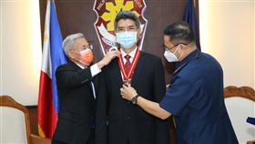 菲律賓警署授勳台灣警官駐菲代表徐佩勇（左）和刑事局駐菲聯絡官王智勇（中）6月3日拜會當時的菲國警察總長甘波亞（右）。甘波亞頒授菲律賓國家警署「傑出貢獻勳章」給王智勇。（駐菲代表處提供）中央社記者陳妍君馬尼拉傳真　109年12月26日