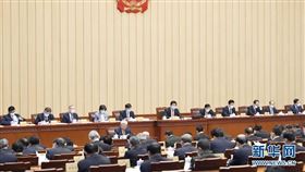 12月23日上午，十三屆全國人大常委會第二十四次會議在北京人民大會堂舉行第二次全體會議（圖／翻攝自新華網）
