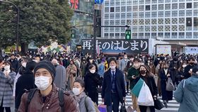 東京武漢肺炎確診新增949例　創單日新高東京武漢肺炎疫情升溫，26日新增確診病例949例，創單日新高，東京累計確診病例共5萬5851例。圖為26日東京澀谷車站前人來人往的情形。中央社記者楊明珠東京攝　109年12月26日