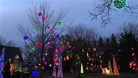 北美家庭提前懸掛耶誕燈飾 迎佳節暖意疫情重創全球，加拿大家家戶戶提前布置耶誕樹，讓耶誕燈飾早早閃閃發光，以佳節暖意驅趕殘酷疫情。中央社記者胡玉立濱湖尼亞加拉攝 109年12月2日