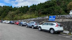  奇景！他見「兩輪停車格」被一排狂占　網嘆：四輪就是大爺。（圖／翻攝字爆怨公社）