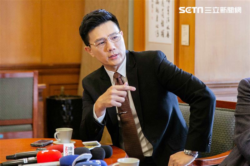 蔣偉文、楊小黎、王自強、聶秉賢、劉濟出演《國際橋牌社2》趙少康再客串，重現1995年大和解咖啡。（圖／記者楊澍攝影）