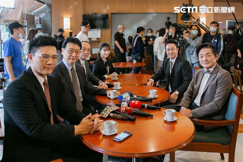 蔣偉文、楊小黎、王自強、聶秉賢、劉濟出演《國際橋牌社2》趙少康再客串，重現1995年大和解咖啡。（圖／記者楊澍攝影）