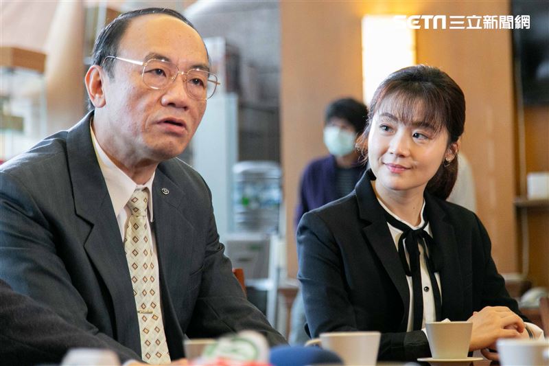 蔣偉文、楊小黎、王自強、聶秉賢、劉濟出演《國際橋牌社2》趙少康再客串，重現1995年大和解咖啡。（圖／記者楊澍攝影）