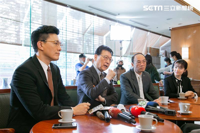 蔣偉文、楊小黎、王自強、聶秉賢、劉濟出演《國際橋牌社2》趙少康再客串，重現1995年大和解咖啡。（圖／記者楊澍攝影）