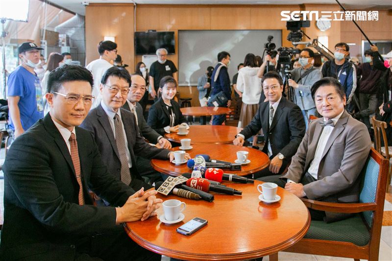 蔣偉文、楊小黎、王自強、聶秉賢、劉濟出演《國際橋牌社2》趙少康再客串，重現1995年大和解咖啡。（圖／記者楊澍攝影）