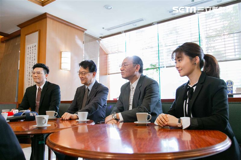 蔣偉文、楊小黎、王自強、聶秉賢、劉濟出演《國際橋牌社2》趙少康再客串，重現1995年大和解咖啡。（圖／記者楊澍攝影）