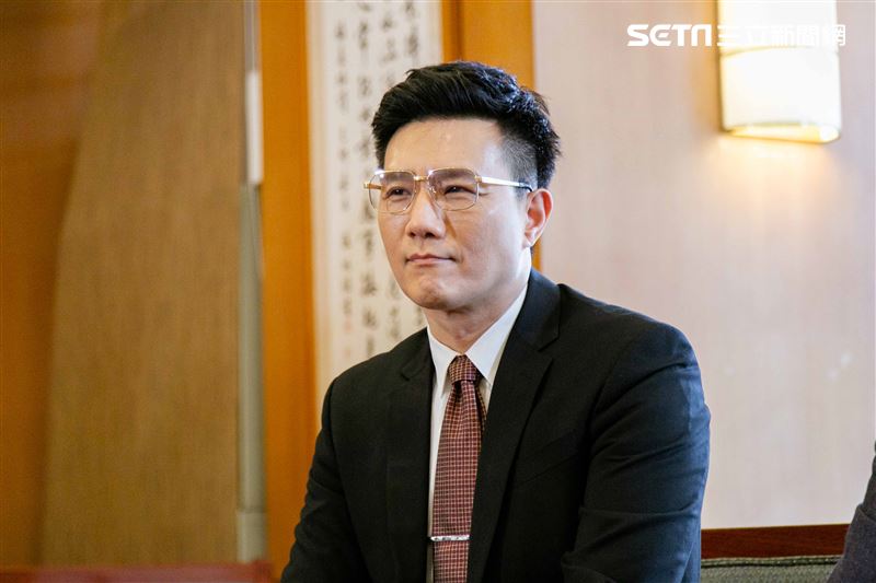 蔣偉文、楊小黎、王自強、聶秉賢、劉濟出演《國際橋牌社2》趙少康再客串，重現1995年大和解咖啡。（圖／記者楊澍攝影）