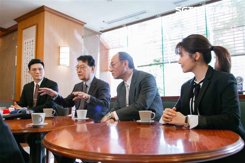 蔣偉文、楊小黎、王自強、聶秉賢、劉濟出演《國際橋牌社2》趙少康再客串，重現1995年大和解咖啡。（圖／記者楊澍攝影）