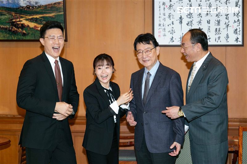 蔣偉文、楊小黎、王自強、聶秉賢、劉濟出演《國際橋牌社2》趙少康再客串，重現1995年大和解咖啡。（圖／記者楊澍攝影）