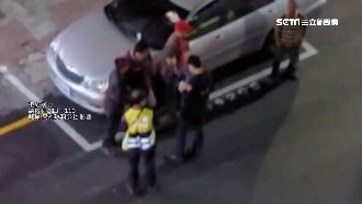 酒客深夜推擠咆哮　居民火大錄影報警