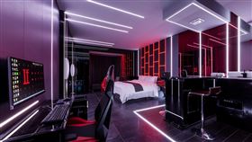 「IF音樂商務汽旅」每間客房皆均配備影城和劇院指定使用的音響及KTV等設備，絕對會是旅人年末狂歡舉辦派對的絕佳選擇。（圖／Booking.com提供）