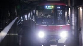 日本武漢肺炎疫情延燒，其中以東京都最為嚴峻，連都營地下鐵大江戶線都有15名駕駛染疫無法出勤，造成車班被迫減到原本的7成左右。（圖取自facebook.com/toeikotsu）