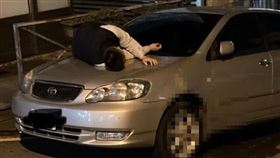 引擎蓋,喝醉,墜樓,失態(翻攝自 Dcard)