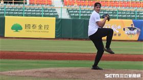 陳偉殷結訓賽上場投球。（圖／記者王怡翔攝影）
