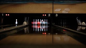 亡父骨灰封進保齡球　他擲12次全倒