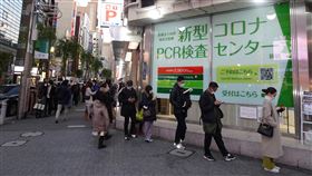 日本疫情升溫  自費篩檢民眾大增日本武漢肺炎疫情升溫，位於東京新橋的PCR檢查中心26日有大批民眾前來自費檢查，現場大排長龍。中央社記者楊明珠東京攝　109年12月26日
