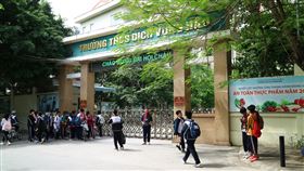 越南往常每年10萬人出國留學  盼教育翻轉命運越南社會的價值觀和華人社會類似，都希望並相信能透過教育翻轉自身命運。據統計，過去10年，每年有逾10萬名越南人出國留學，世界各國也積極爭取越生前往就讀。圖為攝於10月的河內一所國中。中央社記者陳家倫河內攝  109年12月27日