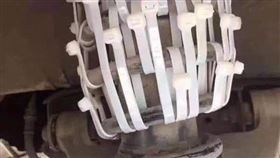 沒錢修避震器！神人綁滿「白色束帶」　全場見驚人變化傻了