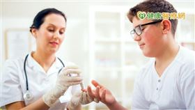 糖尿病是國人十大死因之一，陳榮福醫師表示，目前國際趨勢及國內治療指引皆認為糖化血色素超過7.5%就應考慮進階治療，並評估心腎風險及共病以選擇適合的藥物幫助糖尿病友能夠達標。