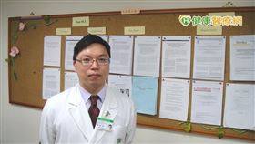 亞東醫院心血管加護病房辛和宗主任說明，心衰治療第一階段的目標便是解除不適症狀，提升患者的生活品質，同時醫師會針對引起心臟衰竭的原因進行處置。