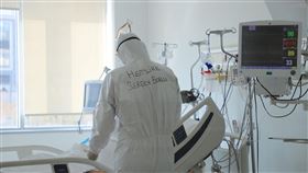 安卡拉巿醫院負壓隔離病房 專收武漢肺炎病患穿戴白色隔離衣和面罩的護士25日在安卡拉巿醫院加護病房部門的負壓隔離單人病室作業，這區域已調整成專門收治武漢肺炎重症病患。中央社記者何宏儒安卡拉攝   109年12月27日