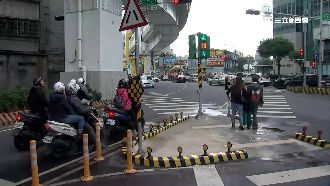 男直接左轉遭開單　拆牌不完全釀烏龍