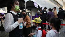 攻城獅主場開幕戰　進場遵守防疫規定（2）P. LEAGUE+ 聯盟新竹街口攻城獅隊主場開幕戰26日晚間在新竹縣立體育館盛大舉行，球迷進場前都需填寫實名（聯）制資料，並戴口罩、量測體溫，以酒精消毒後才能入場。中央社記者張新偉攝　109年12月26日