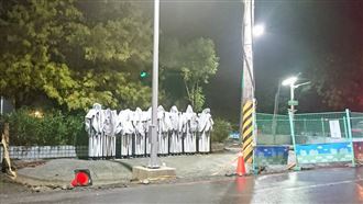 深夜驚見「一排幽靈」　他嚇壞險閃尿