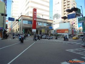 新光三越中山店已第4度蟬聯地王，公告土地現值調升3.47％，調整後為每平方公尺32萬8千元(每坪約為108.4萬元)（圖／台南市政府）