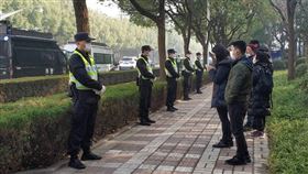 張展案開審  法院外警力戒備中國公民記者張展因為報導武漢疫情被控「尋釁滋事」，5月中旬被捕，全案28日在上海浦東新區法院開庭，法院外有數家外媒守候，院方也增加警力部署。中央社記者張淑伶上海攝  109年12月28日